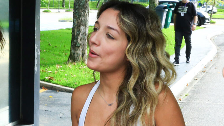 Na porta da Globo, Samira é surpreendida com ‘presentes’ debochados após deixar o ‘BBB 26’
