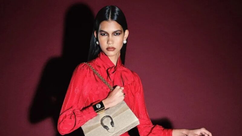 Aos 19 anos, modelo brasileira de origem indígena é o novo rosto de marca de luxo italiana