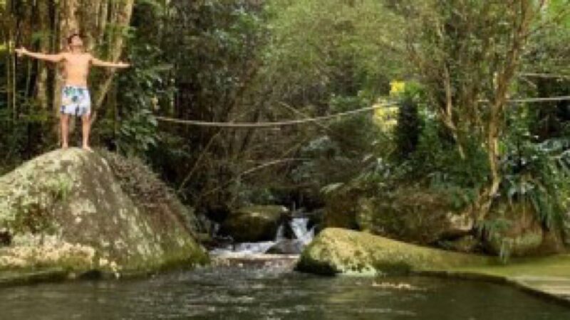 Afastado da TV, ex-galã da Globo abriu as portas de sua casa de madeira com cachoeira no quintal