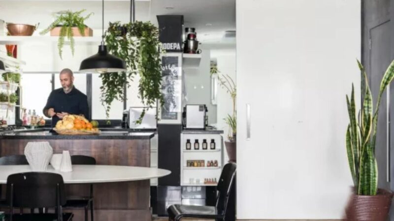 Aniversariante do dia, chef de cozinha brasileiro é dono de apartamento em prédio icônico de São Paulo
