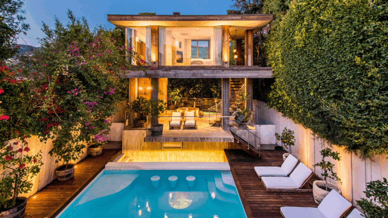 Aos 58 anos, atriz colocou à venda sua mansão em Malibu de 587 m² por quase R$ 59 milhões
