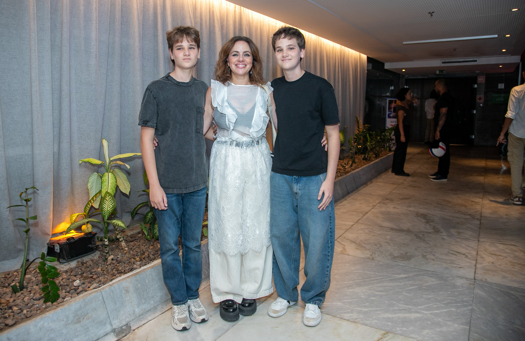 Karine Teles com os filhos - Foto: Thiago Mattos/AgNews