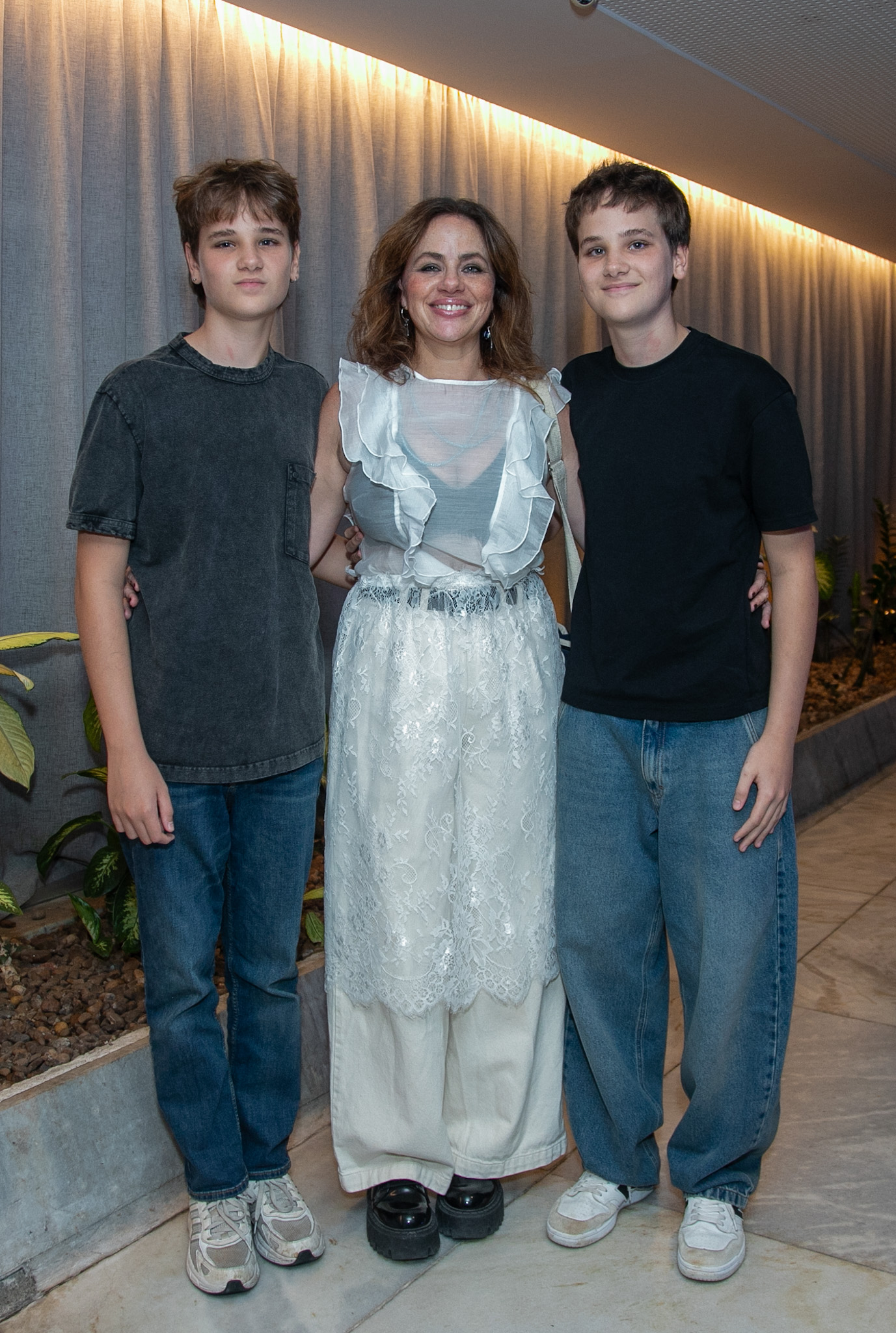 Karine Teles com os filhos - Foto: Thiago Mattos/AgNews