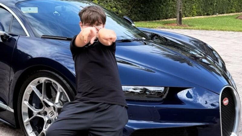 Com motor de 1.500 cv, cantor brasileiro ostenta Bugatti de R$ 50 milhões em sua coleção