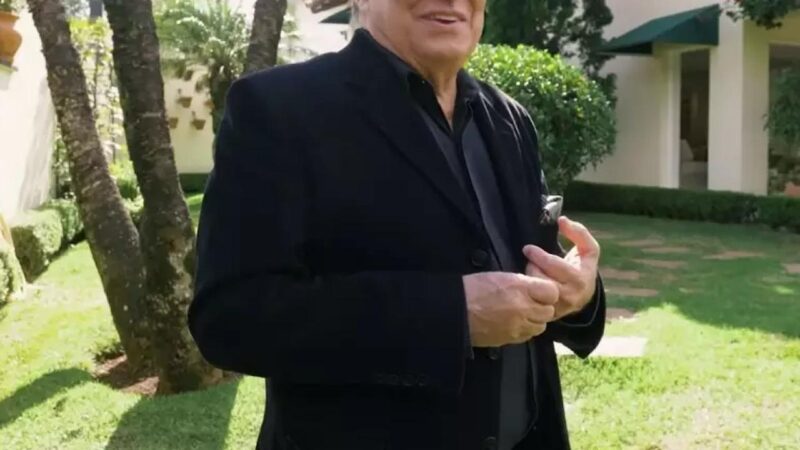 Longe da TV, apresentador de 81 anos é dono de mansão com garagem temática e quintal com lago de carpas