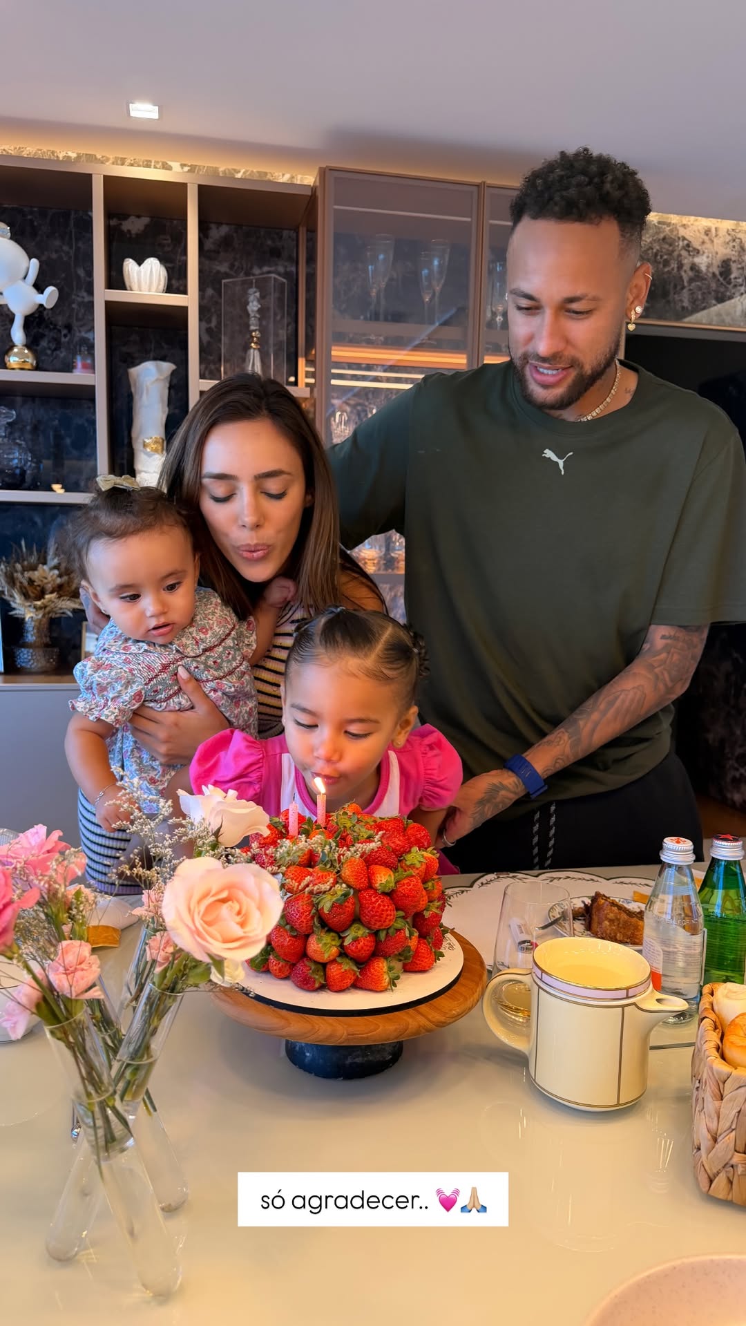 Bruna Biancardi e Neymar com os filhos - Foto: Instagram
