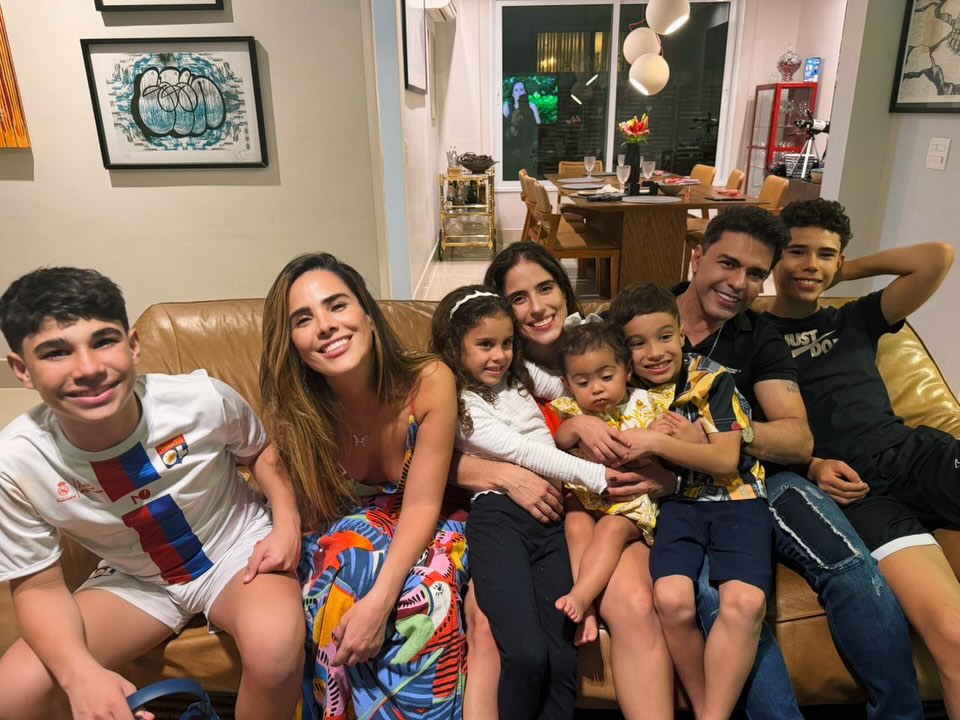 Zezé Di Camargo com a família - Foto: Reprodução/Instagram