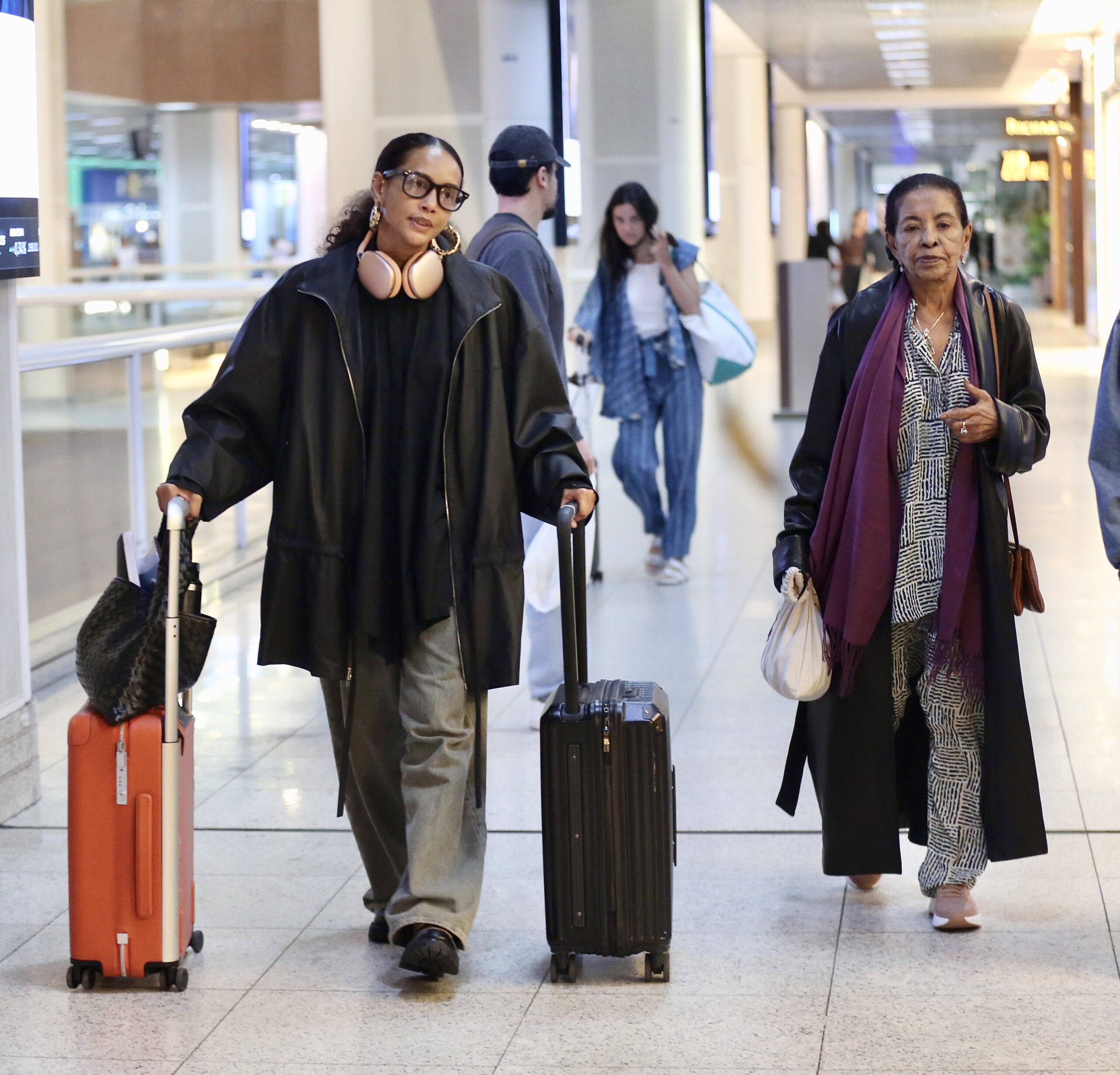 Taís Araujo e a mãe, Mercedes — Foto: Priscila Silva/AgNews