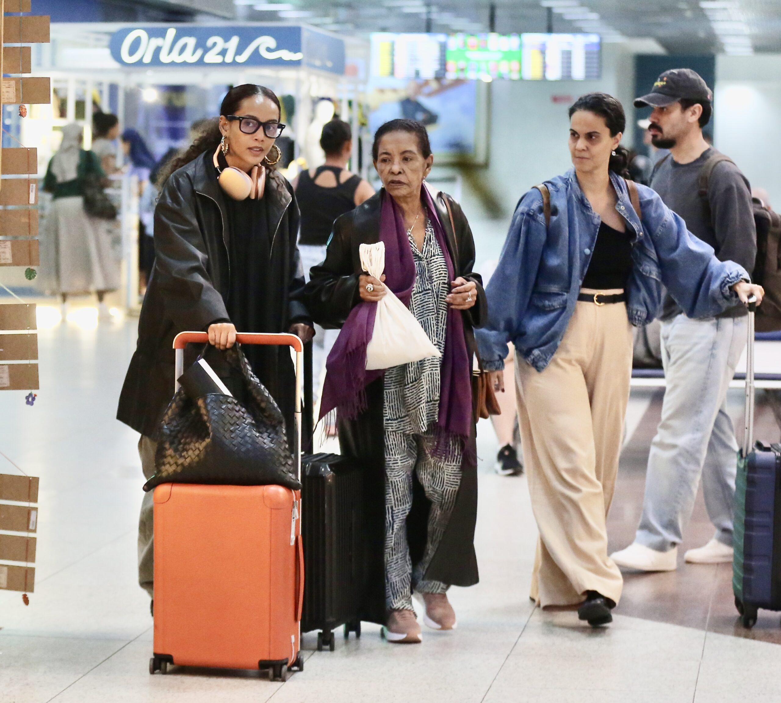 Taís Araujo e a mãe, Mercedes — Foto: Priscila Silva/AgNews