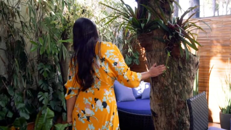 Aos 42 anos, apresentadora vive em mansão luxuosa com cantor milionário e dois filhos