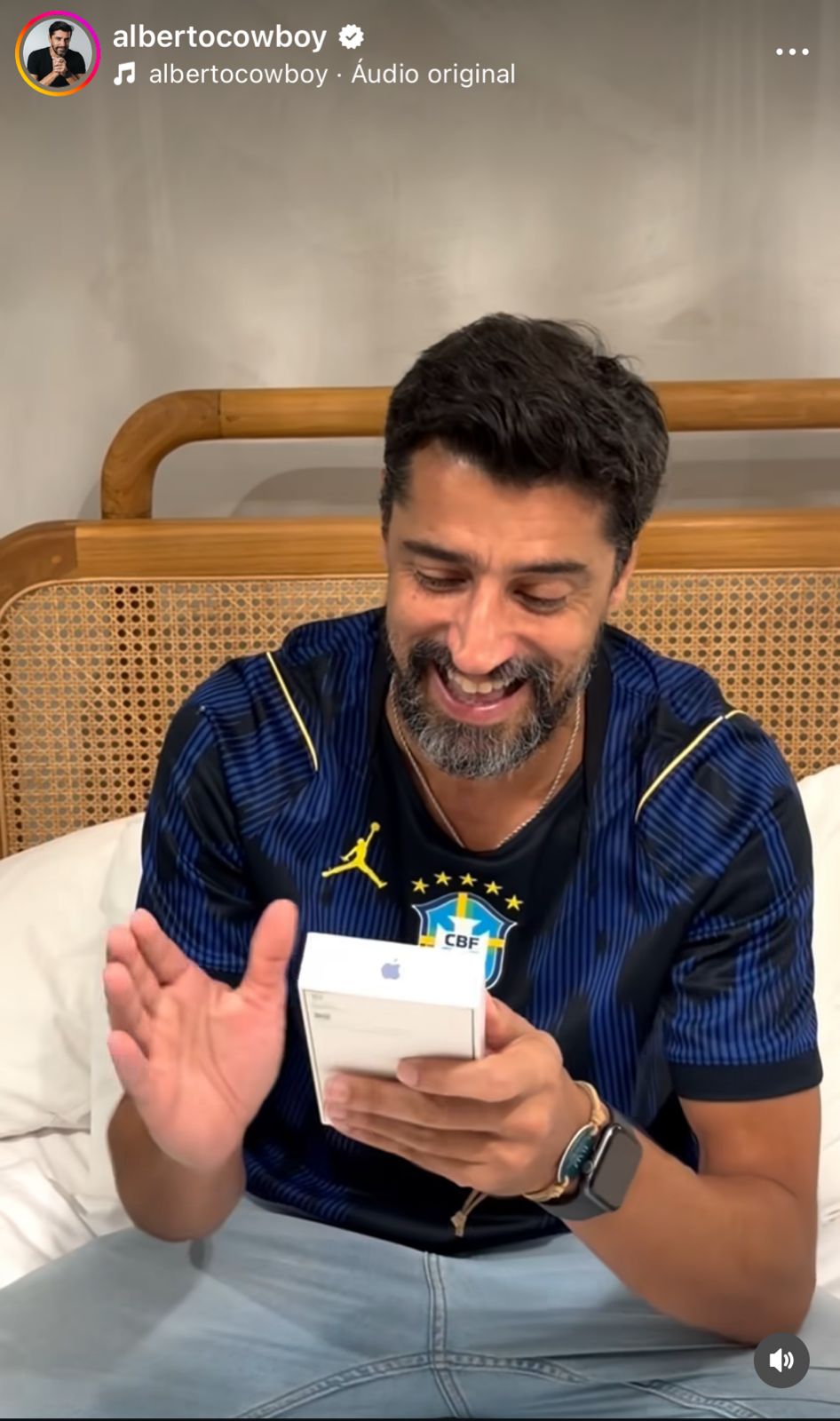 Alberto Cowboy ganha celular de última geração dos fãs - Foto: Reprodução / Instagram @albertocowboy 