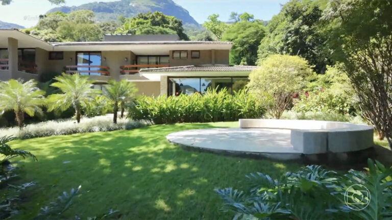 Mansão de R$ 11 milhões de cantora fica no meio da natureza e tem painéis de energia solar
