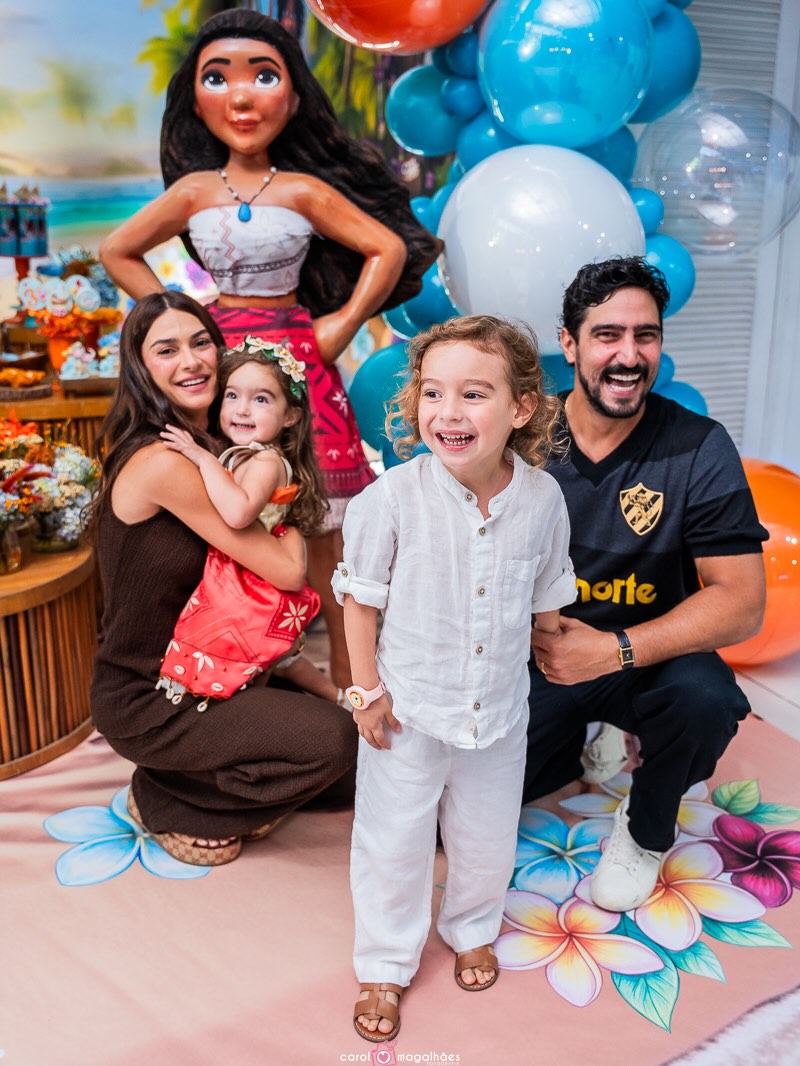 Thaila Ayala e Renato Góes com os filhos