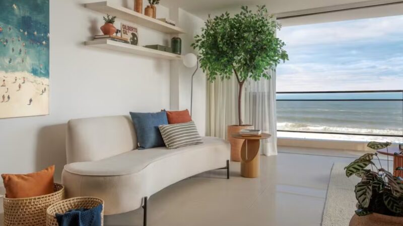 Aos 30 anos, ator de A Nobreza do Amor revela apartamento milionário de frente para a praia