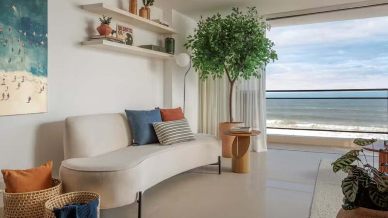 Aos 30 anos, ator da Globo mora em apartamento de 106 m² com vista para o mar no Rio