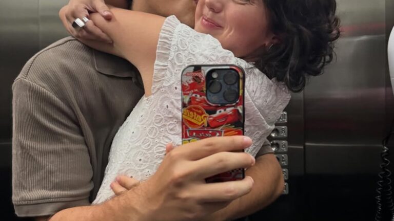 Sucesso em Três Graças, ator vive romance discreto com neta de veteranos das novelas