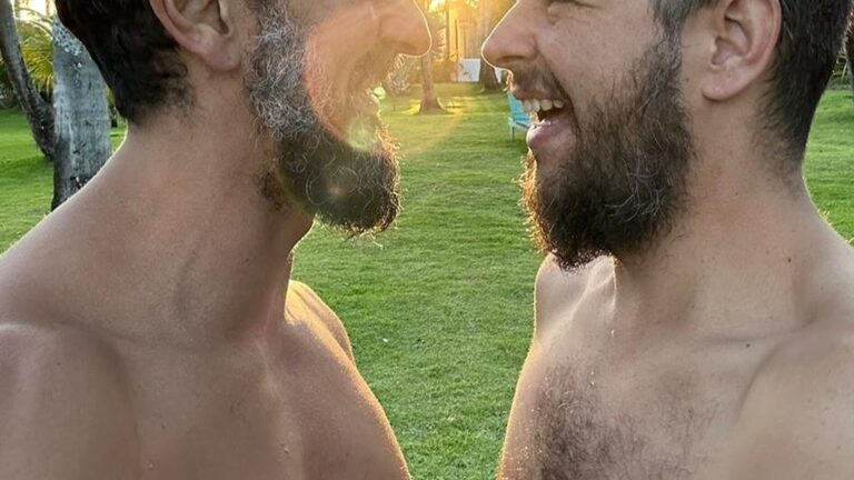 Aos 47 anos, ator que brilha na Globo vive romance há mais de uma década com professor