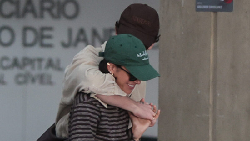 Bruna Marquezine e Shawn Mendes esbanjam romantismo em flagra no aeroporto
