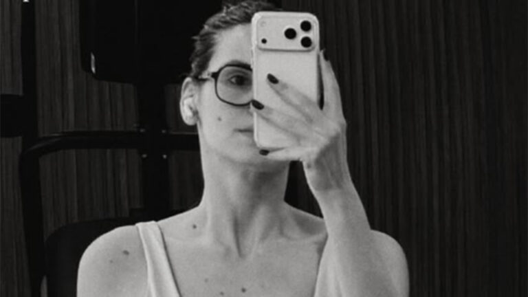 Camila Queiroz mostra como está sua barriga apenas 4 meses após o nascimento da filha