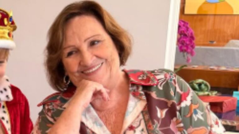 Aos 6 anos, filhos de Paulo Gustavo aparecem enormes em foto rara ao lado da avó Déa Lúcia