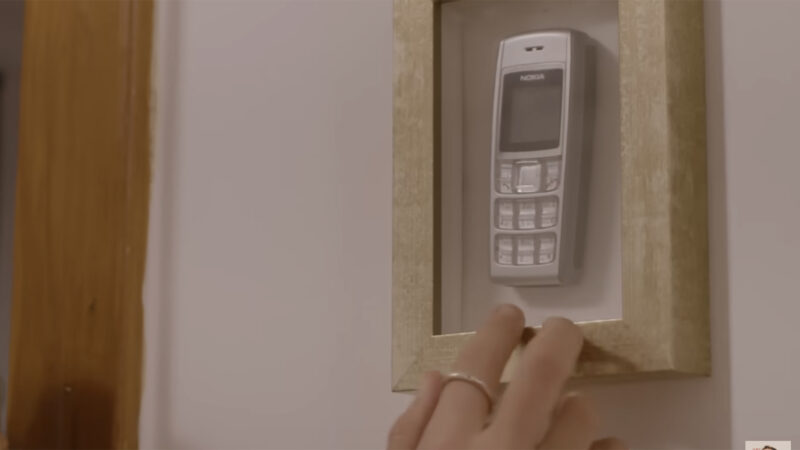 Aos 32 anos, atriz revela que usa celular antigo como decoração em sua casa no RJ