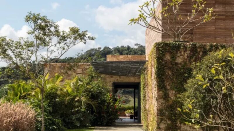 Ator é dono de casa de campo milionária em terreno de 40 mil m² nas montanhas