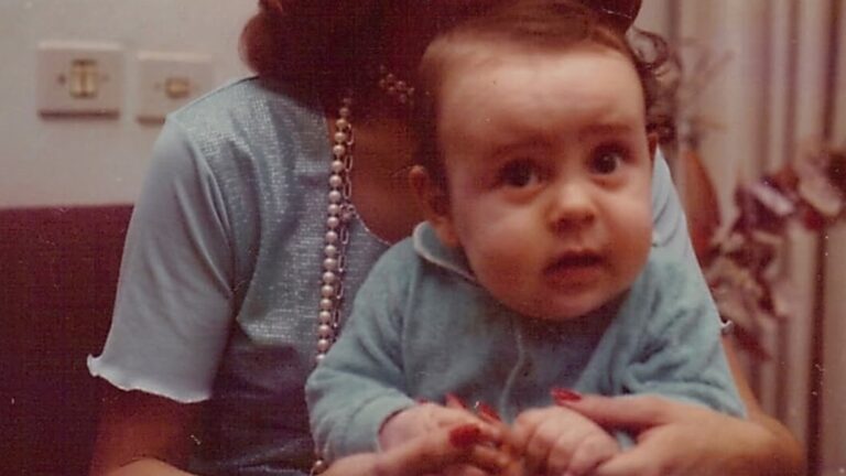 Reconhece? Criança da foto hoje tem 53 anos e construiu carreira de sucesso na TV