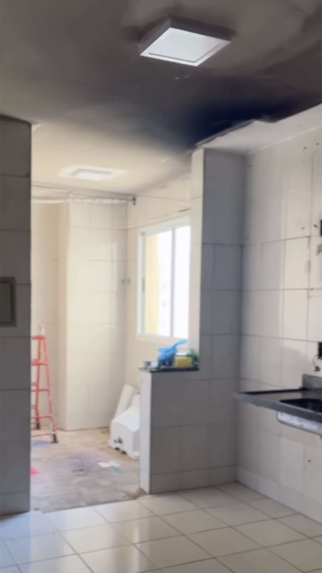 Ceci Ribeiro mostra a cozinha com o teto preto após o incêndio - Foto: Reprodução / Instagram