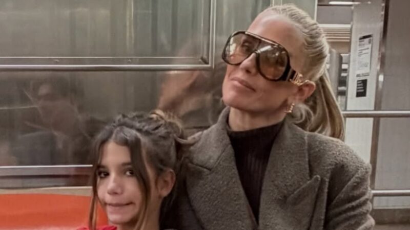 Deborah Secco abre álbum de viagem e estilo da filha chama atenção