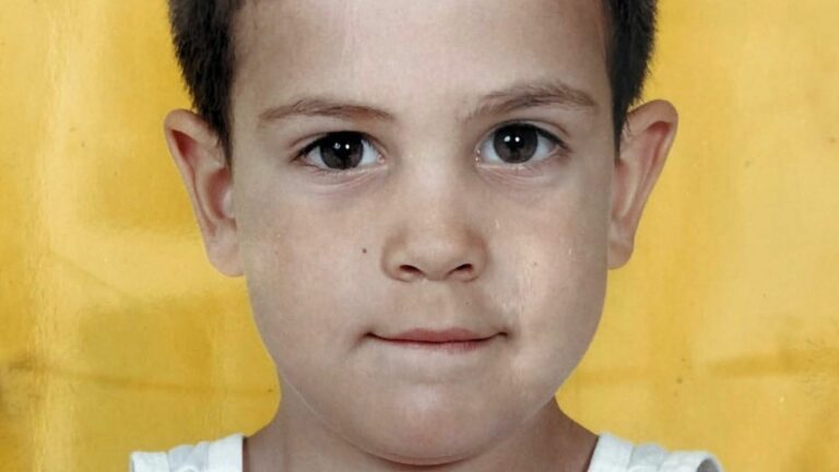 Quem é? Menino da foto faz 29 anos hoje, é filho de atores separados, empresário e dono de beleza única