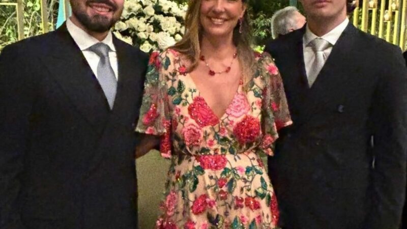 Esposa de apresentador famoso chama a atenção ao surgir com os dois filhos