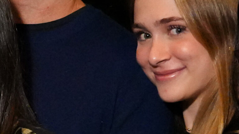 Aos 19 anos, filha de Gabriela Duarte prestigia a madrasta famosa em noite no teatro