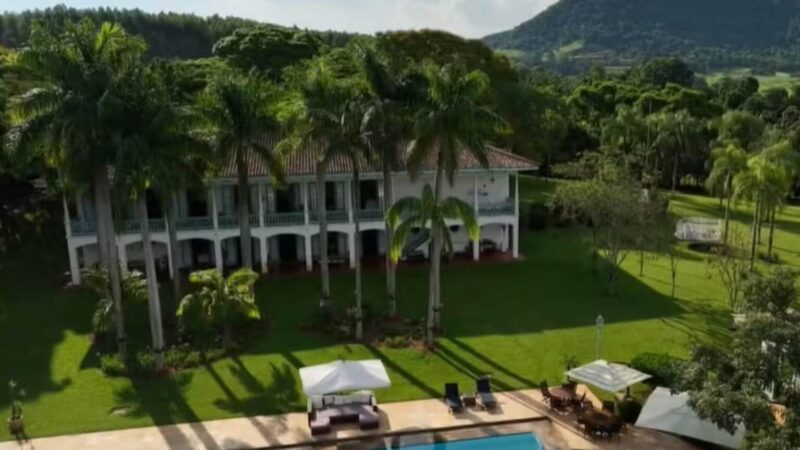 Apresentadora chega aos 77 anos com fortuna, fazenda ampla e casa de praia de R$ 14 milhões