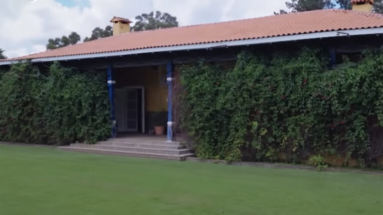 Cantor sertanejo tem quadro com valor inestimável em fazenda milionária no interior de SP