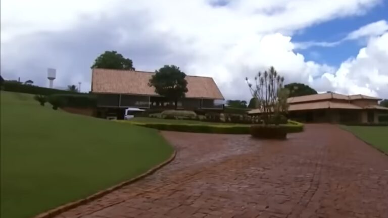 Ícones da música sertaneja são donos de fazenda de luxo com lago e criação rural