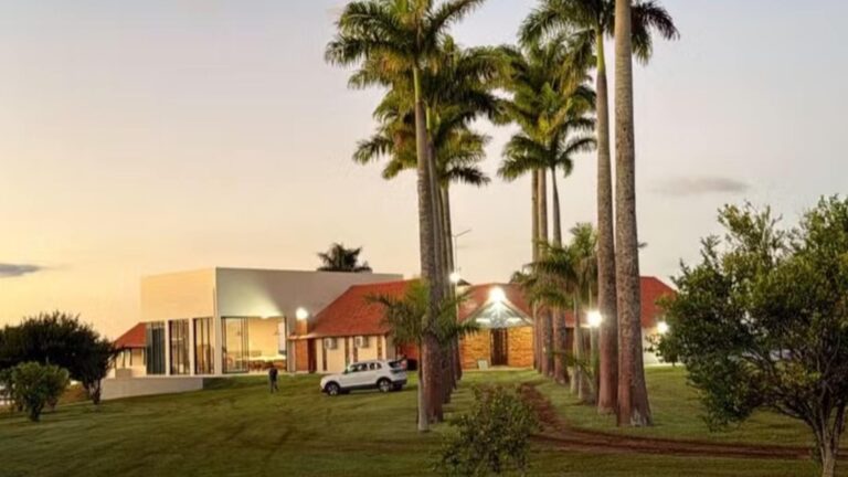 Aos 45 anos, apresentadora brasileira tem fazenda luxuosa com lago, capela e plantação de café