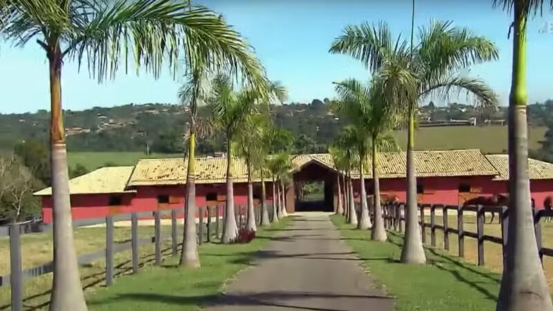 Aos 41 anos, cantora que quebra recordes é dona de fazenda de 2 mil hectares com haras e lago privativo