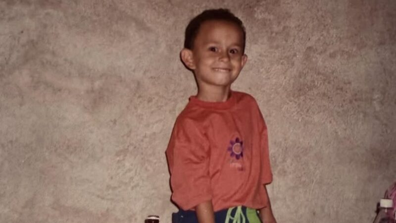 Você reconhece? Criança da foto hoje tem 37 anos, virou famoso e soma milhões de seguidores