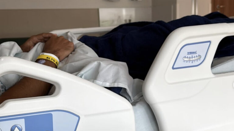 Aos 33 anos, ator da Globo exibe cicatriz de cirurgia no calcanhar