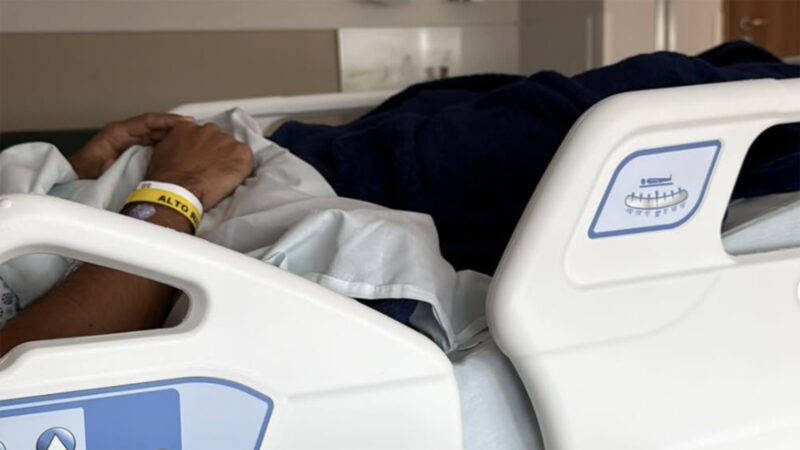 Aos 33 anos, ator da Globo exibe cicatriz de cirurgia no calcanhar