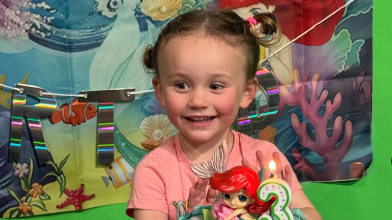 Quem é a mãe da criança da foto? Ela é filha de atriz com fama internacional