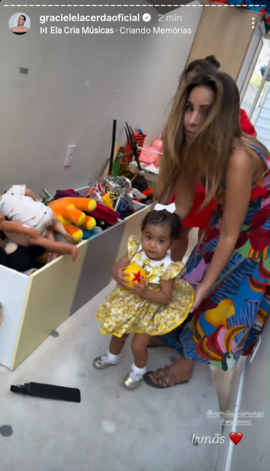 Filha de Zezé Di Camargo curte dia com as irmãs e sobrinhos