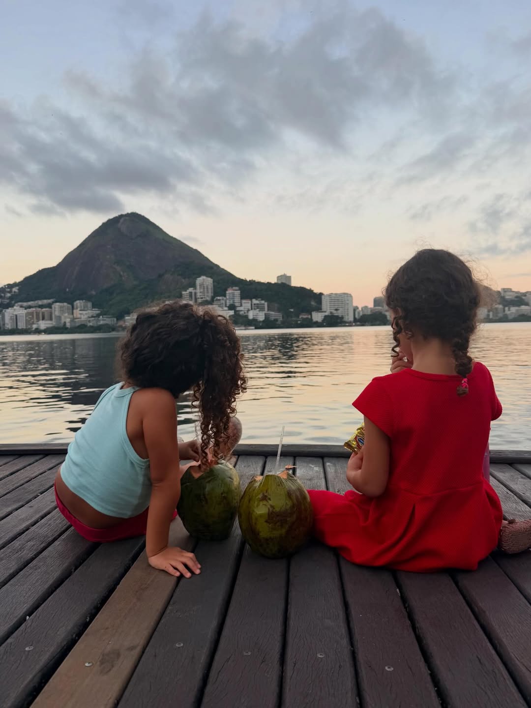 Kim e Tiê são filhas gêmeas de Nanda Costa e Lan Lanh - Foto: Reprodução / Instagram @nandacosta 