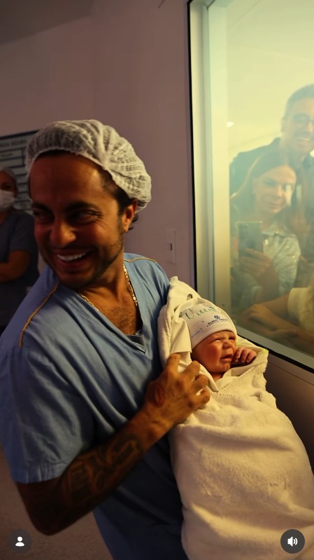 Thammy Miranda com o filho caçula, Vicente - Foto: Reprodução / Instagram @andressaferreiramiranda @thaisthomazzoni