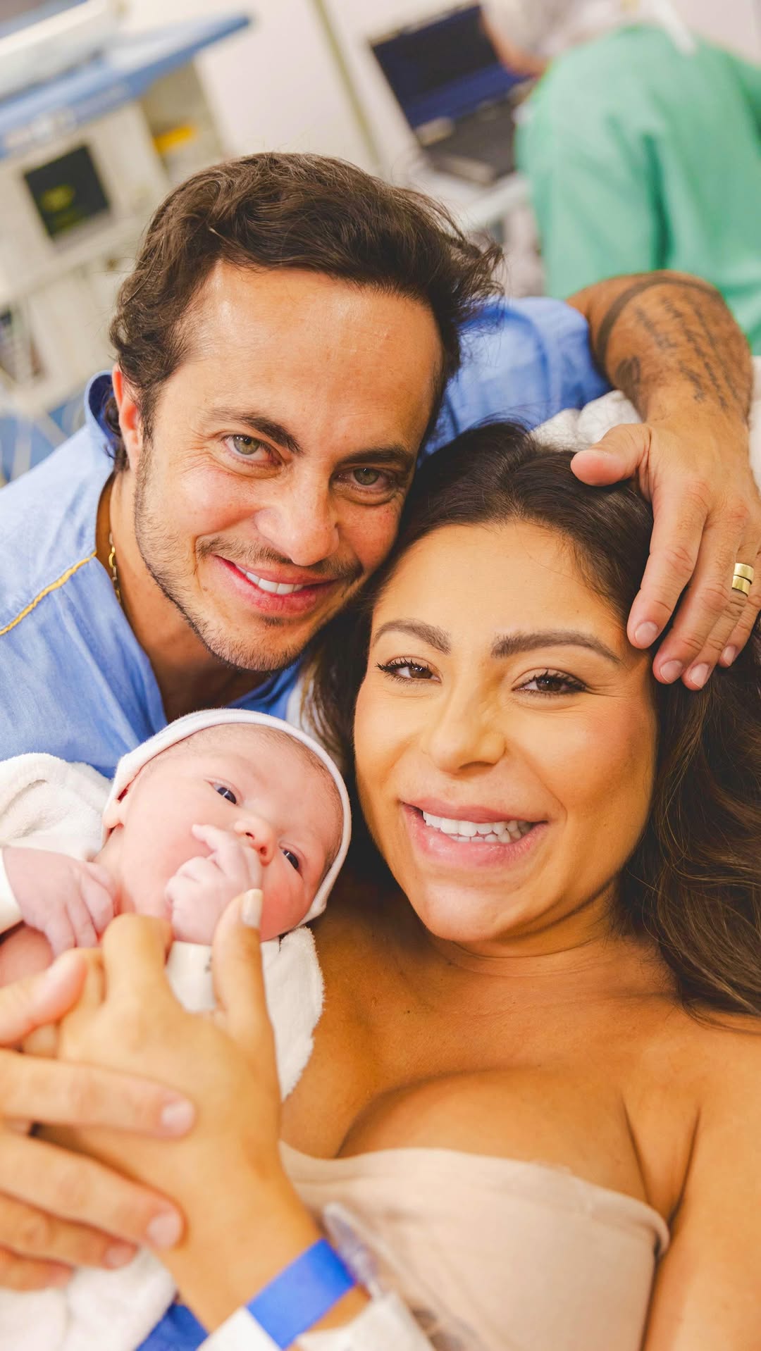 Andressa Ferreira e Thammy Miranda com o filho caçula, Vicente - Foto: Reprodução / Instagram @andressaferreiramiranda @thaisthomazzoni