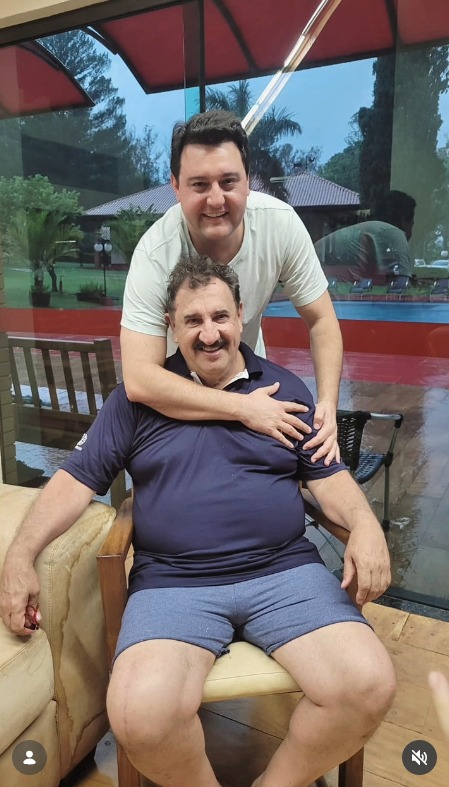 Ratinho com o filho mais velho, Carlos Roberto - Foto: Reprodução / Instagram @oratinho 