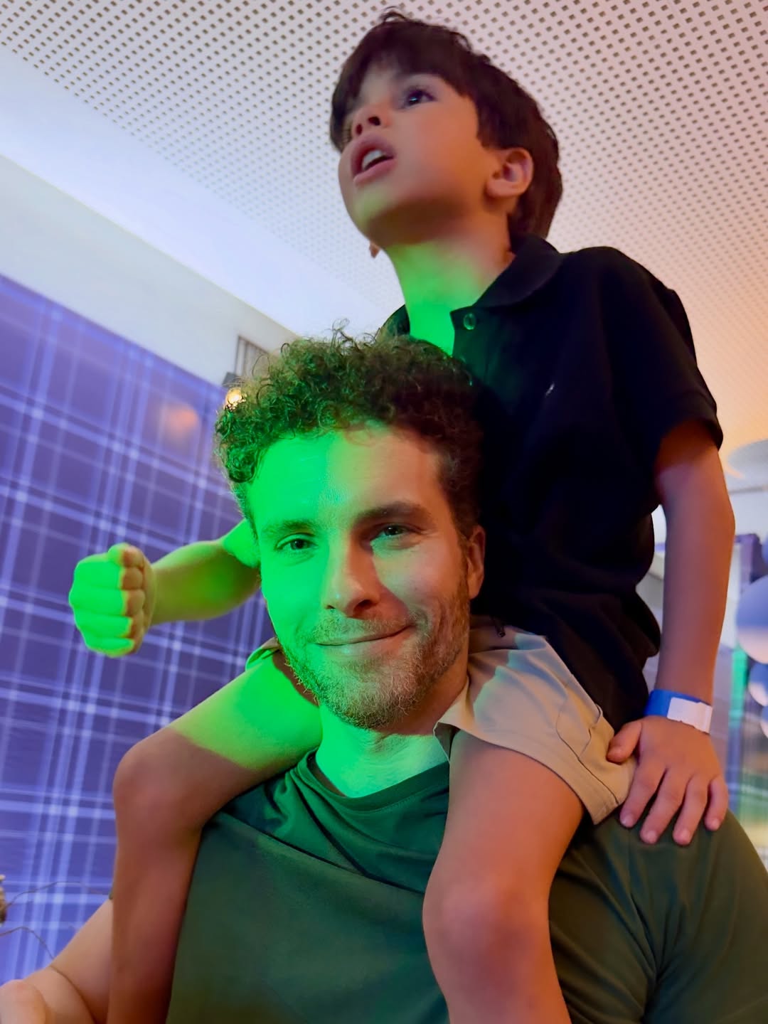 Thiago Fragoso com o filho caçula, Martin - Foto: Reprodução / Instagram @thiagofragoso