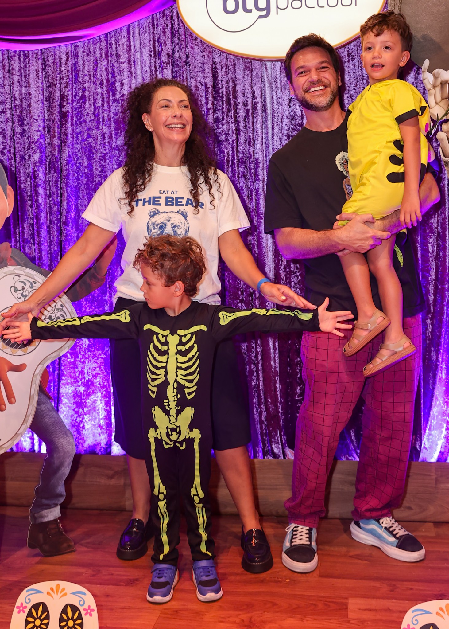 Fabiula Nascimento e Emilio Dantas com os gêmeos, Roque e Raul - Foto: Anderson Bordê / AgNews