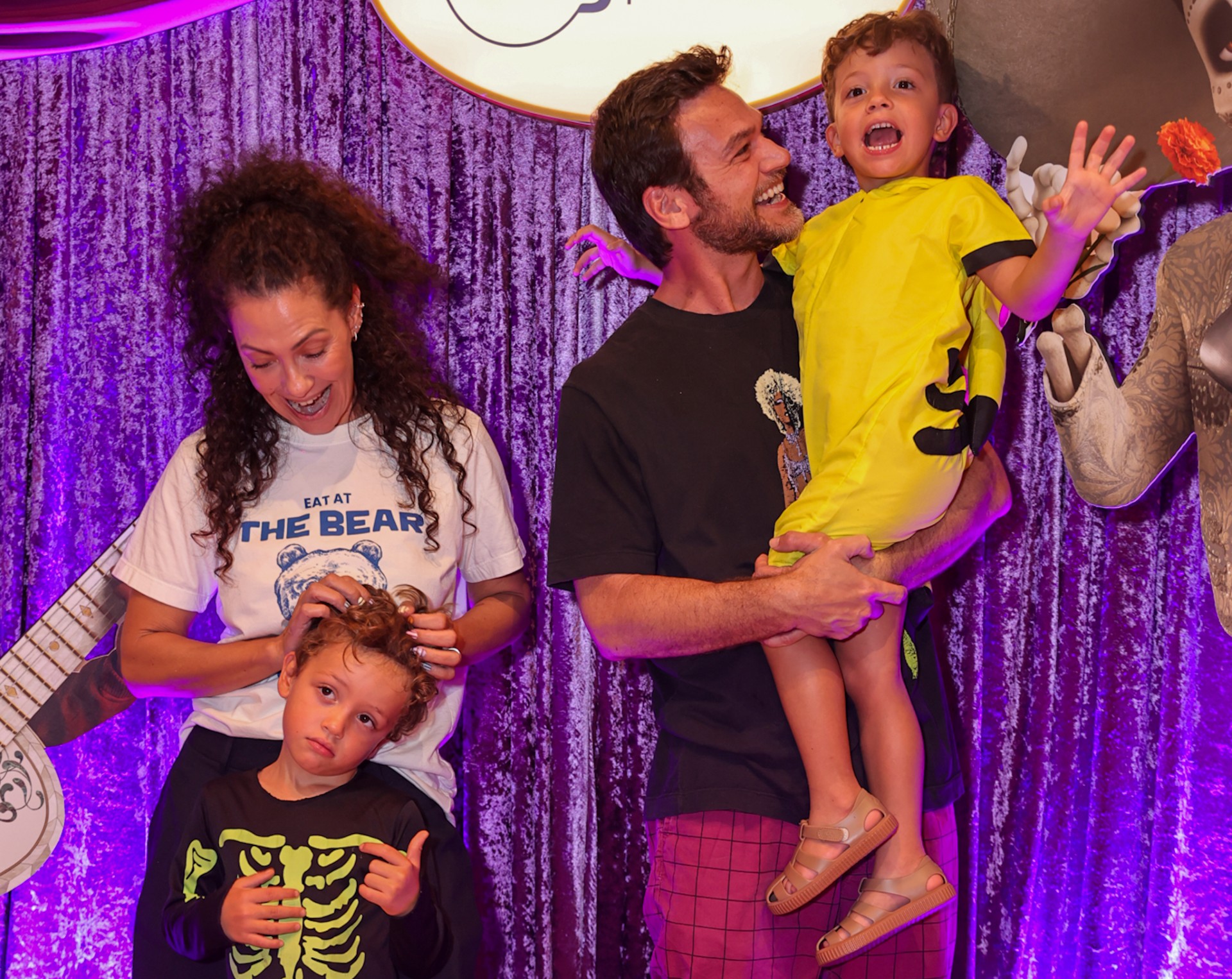 Fabiula Nascimento e Emilio Dantas com os gêmeos, Roque e Raul - Foto: Anderson Bordê / AgNews