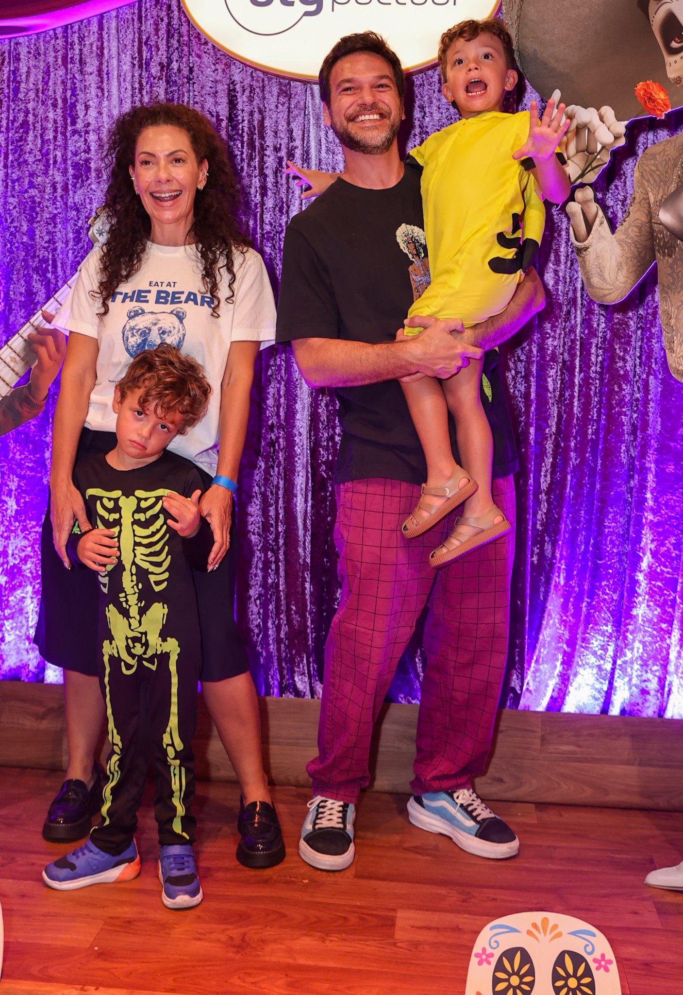 Fabiula Nascimento e Emilio Dantas com os gêmeos, Roque e Raul - Foto: Anderson Bordê / AgNews